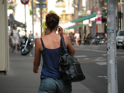  jeune femme au téléphone dans la rue